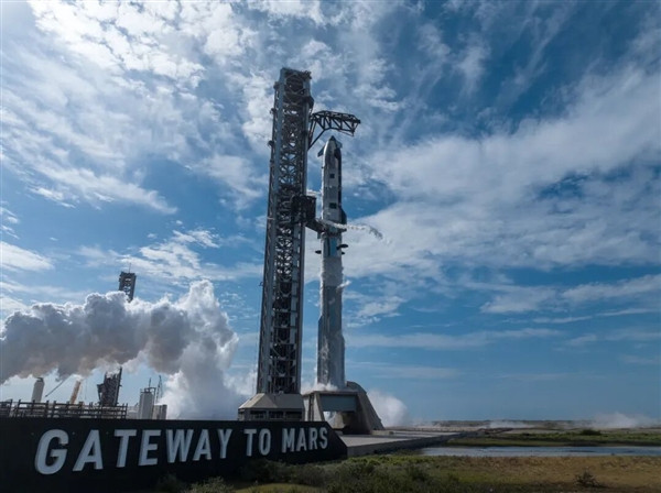 【美国登月就靠它了！星舰V3首飞倒计时：124.4米全球最高】近日，SpaceX
