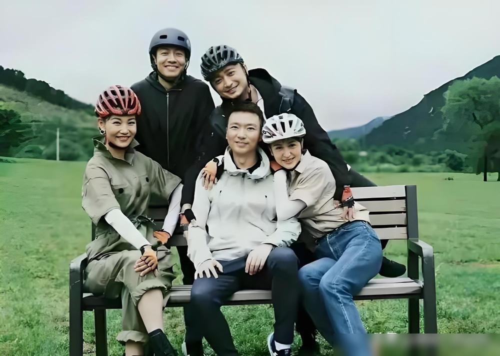 网友晒出一张央视早期户外合影。认出了撒贝宁、康辉、尼格买提和李梓萌，唯独好奇最