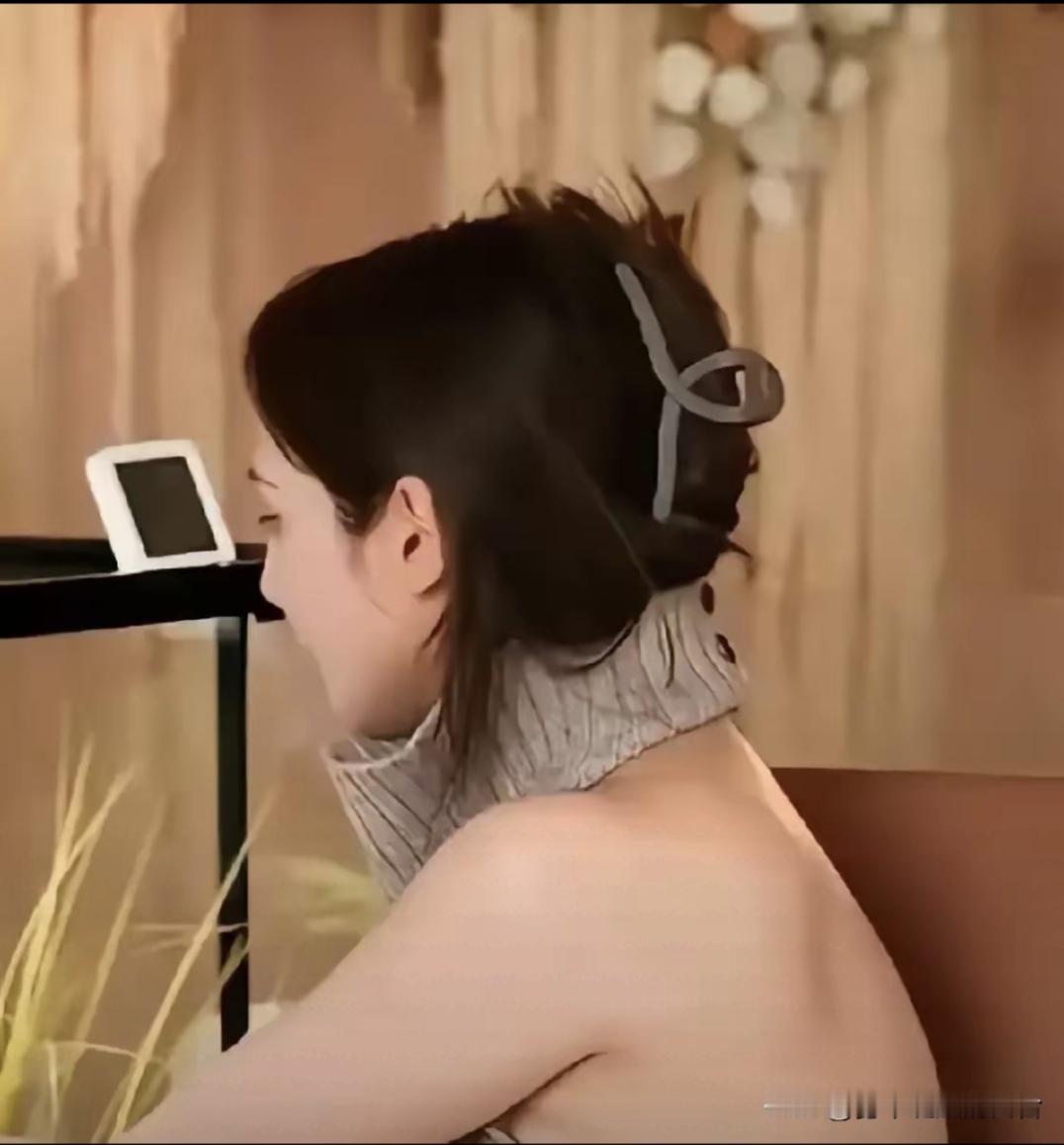 彭小苒那场直播展露副乳彭小苒身材彭小苒美照，镜头前穿的是黑色吊带裙，人往沙发上一坐，肩带滑下来，半边