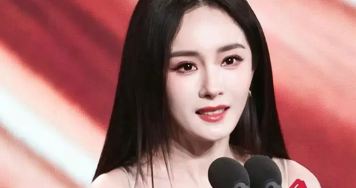 杨幂惊艳电视剧年度盛典！黑色抹胸礼服优雅典范，长发及腰尽显女王气场