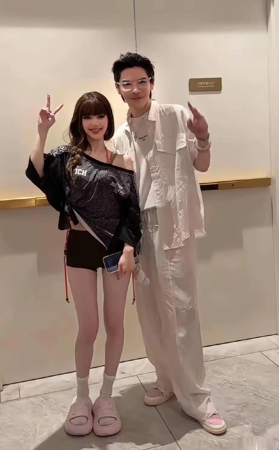 向佐与赵露思合照，他的风格改变了很多​​​