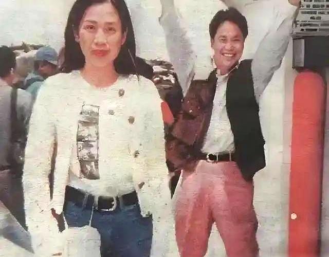 一个背着“世纪大盗”家族标签的人，怎么才能活成普通人？答案有点狠：把自己从香港