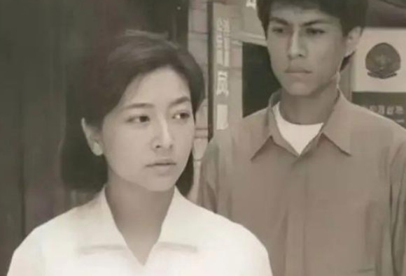 2006年，江珊在拍摄《悲情母子》时，遇到了男演员靳东。那时，靳东还是个没有名气