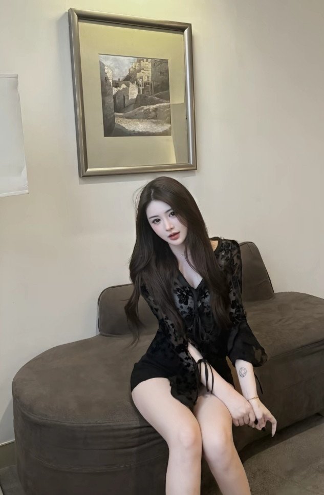 乌黑长发，皮肤白皙！
