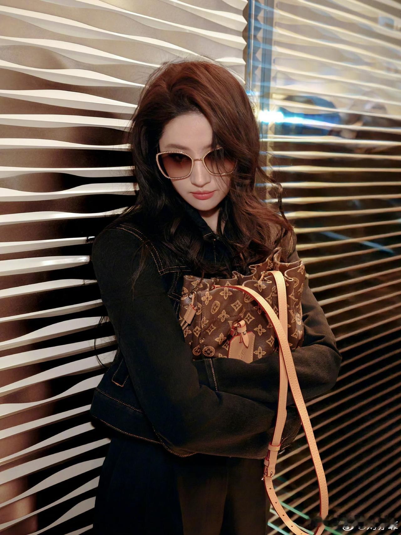 我算是看明白了刘亦菲在内娱真是独一份的别人是人靠衣装，她是人抬衣服首饰。她