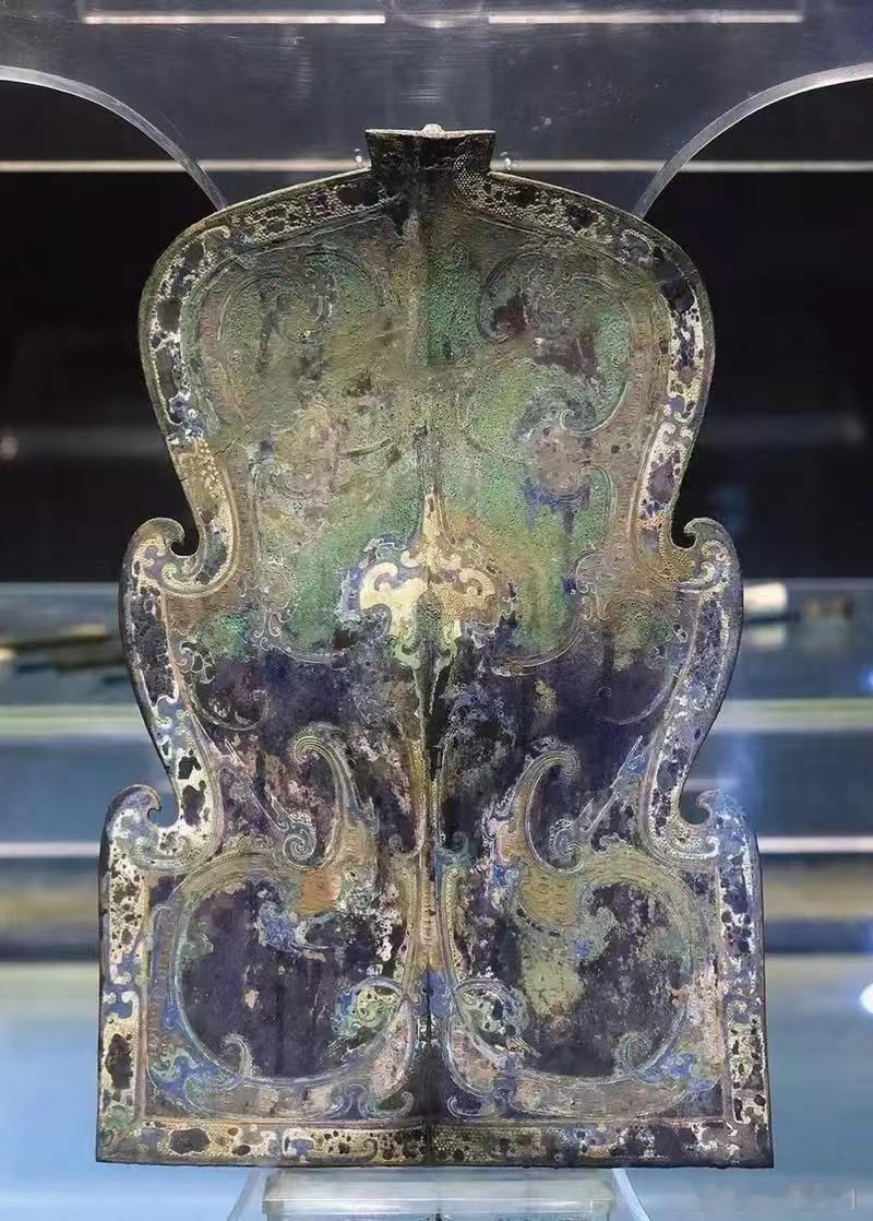 只此一件——秦始皇陵龙图腾青铜盾1980年12月，考古工作者在秦始皇陵封土西侧的