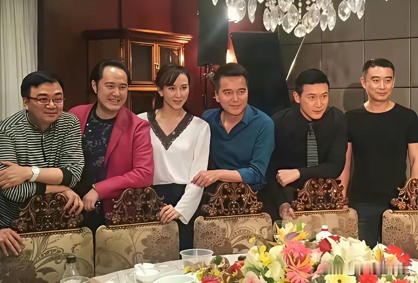 六位明星演员的集体合照，认出来了胡静、许亚军和陆毅。