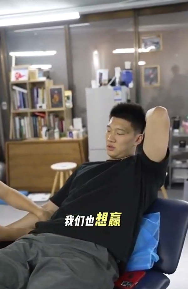 近日，中国男篮队员雷蒙在节目中谈到了中国男篮对阵澳大利亚男篮最后时刻，自己的三分