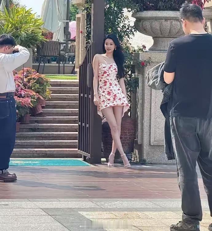 不怪那么多人喜欢她，路人镜头下都美若天仙，就这身材比例，五百万彩礼都值得。​​