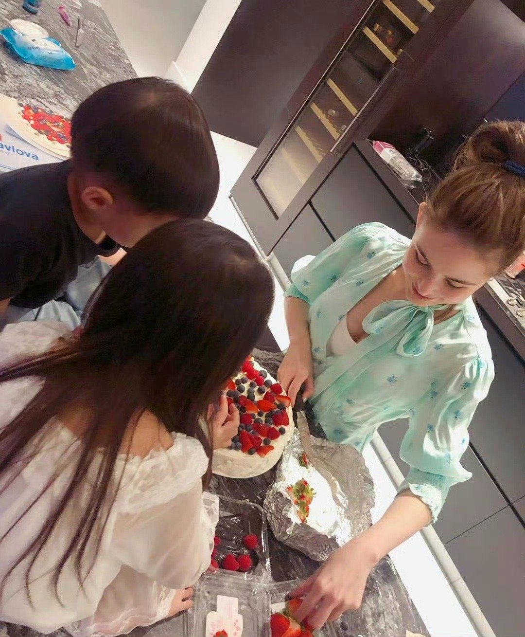 正在给孩子们做美食的昆凌