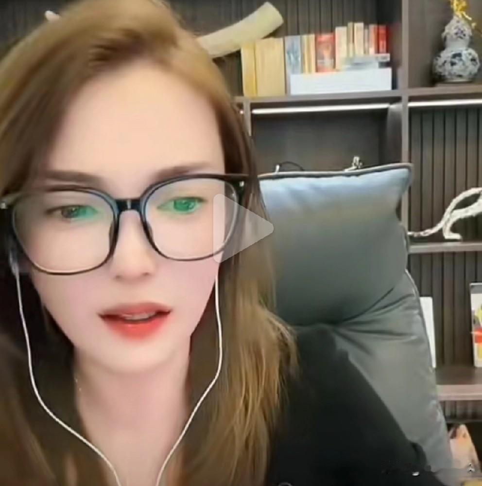 白雨心态爆炸，喊话心里仍有老狗。今晚前妻白雨又“炸庙”了，隔