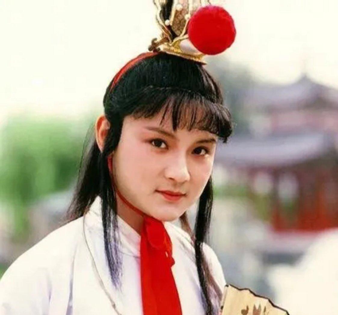 87红楼梦的演员里让人比较无语的就是欧阳奋强了。最近经常能在某抖刷到他对红楼