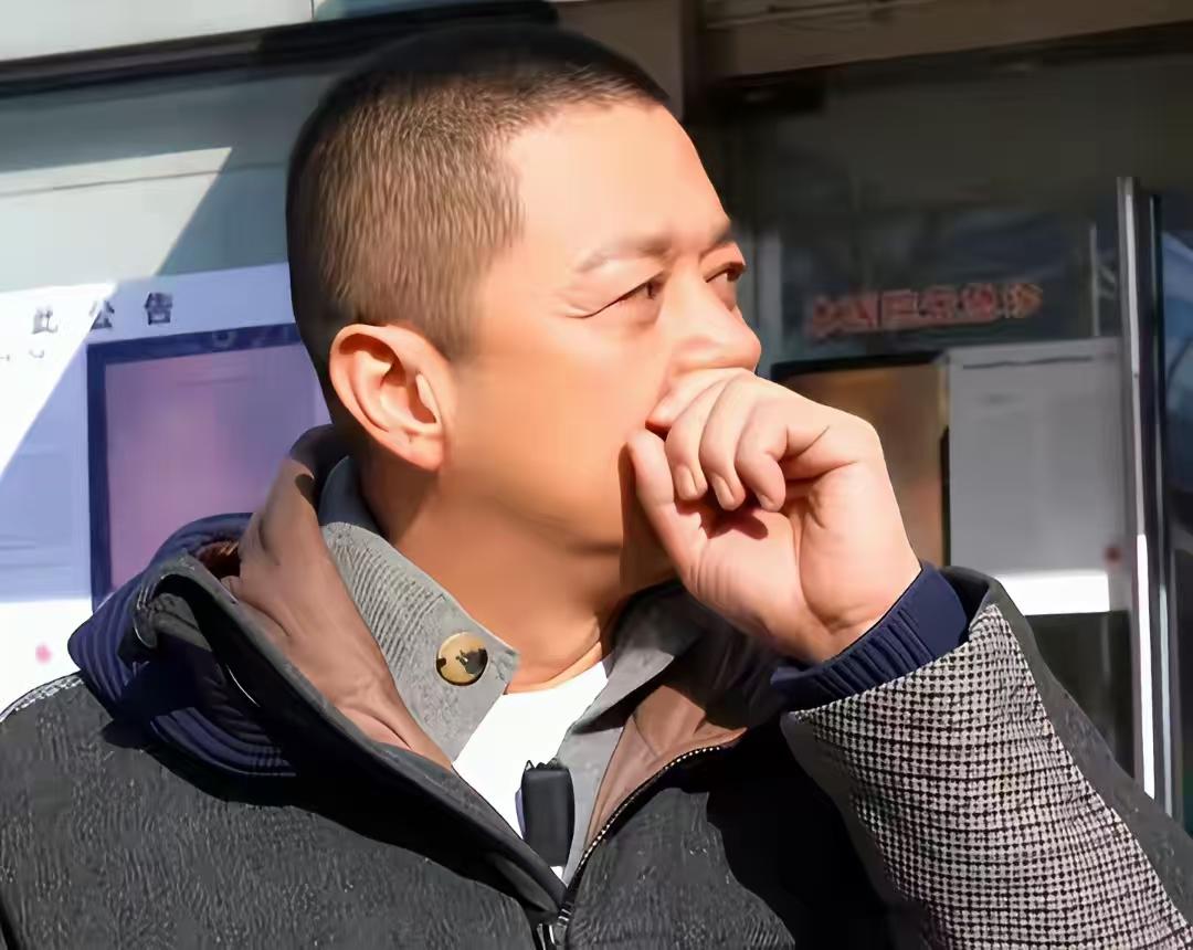 李亚鹏又哭了！不是因为催债电话，不是因为舆论嘲讽，而是手机屏亮起亲哥发来的那