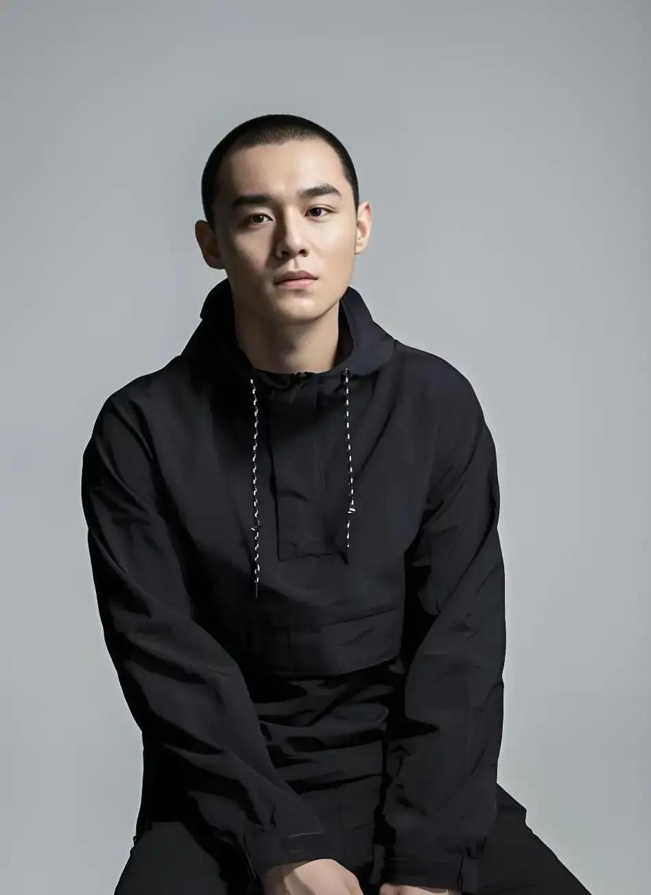 0台词跳舞上热搜刘奕铁在《老舅》里演二胖，最后一幕没一句台词，只跳了段舞，