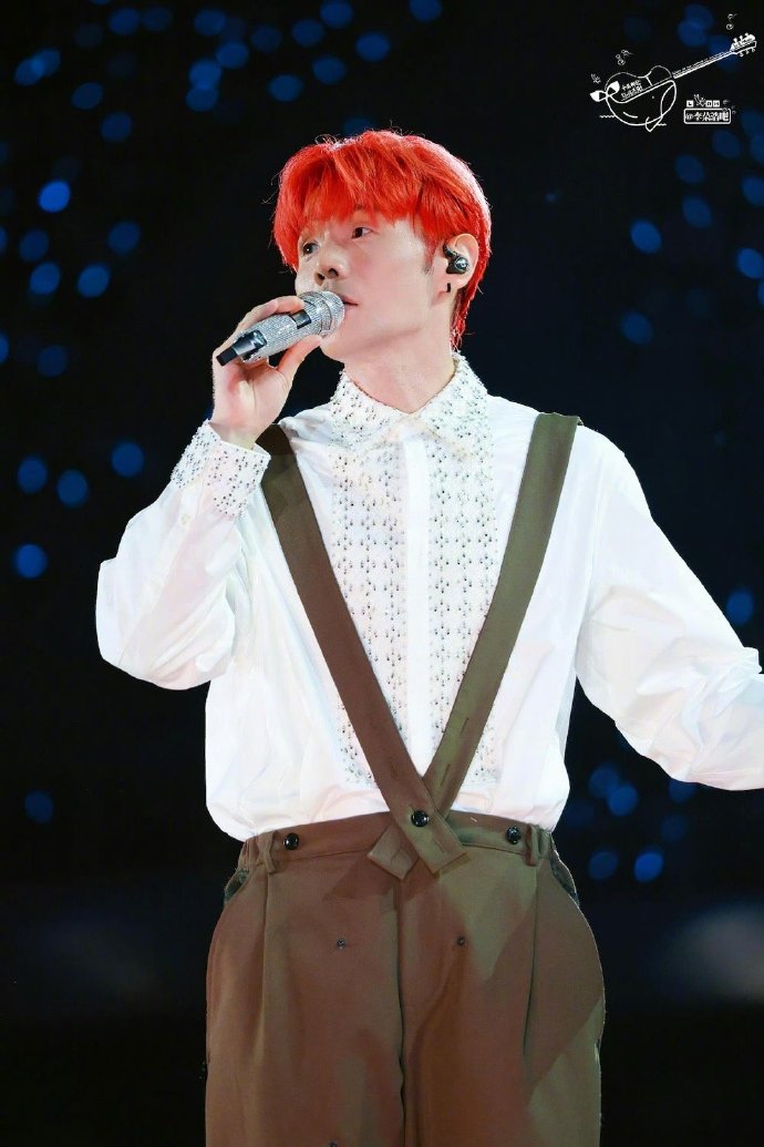 背带裤的N种穿法李荣浩示范了第N+1种！胸前交叉设计不仅没违和感，反而让整套lo