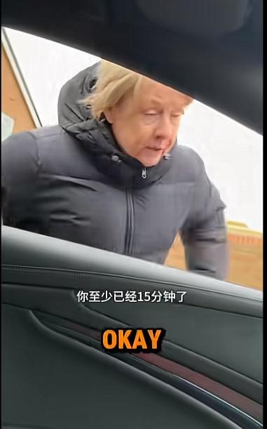 国外比亚迪车主被英国大妈骂，原因难道是因为英国人没有空调吗？一个车主在路边吹
