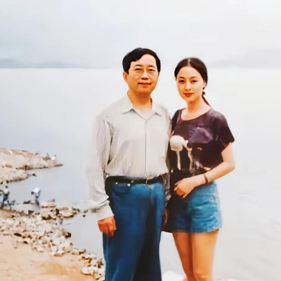 余秋雨和妻子马兰，一张罕见的合影，这张照片拍摄于1992年，地点在杭州西湖湖畔。