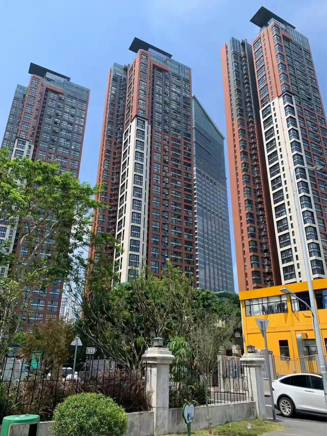 南㝋最高的住宅楼，华润幸福里小区，也是南宁最贵的小区了吧！开盘时，十多年前均价两