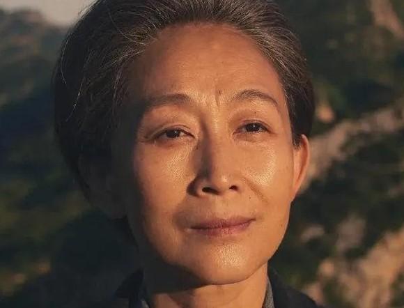 1971年，清华的叶文洁，瞒着所有人私自往太空发射电波，时隔8年，收到外星神秘警