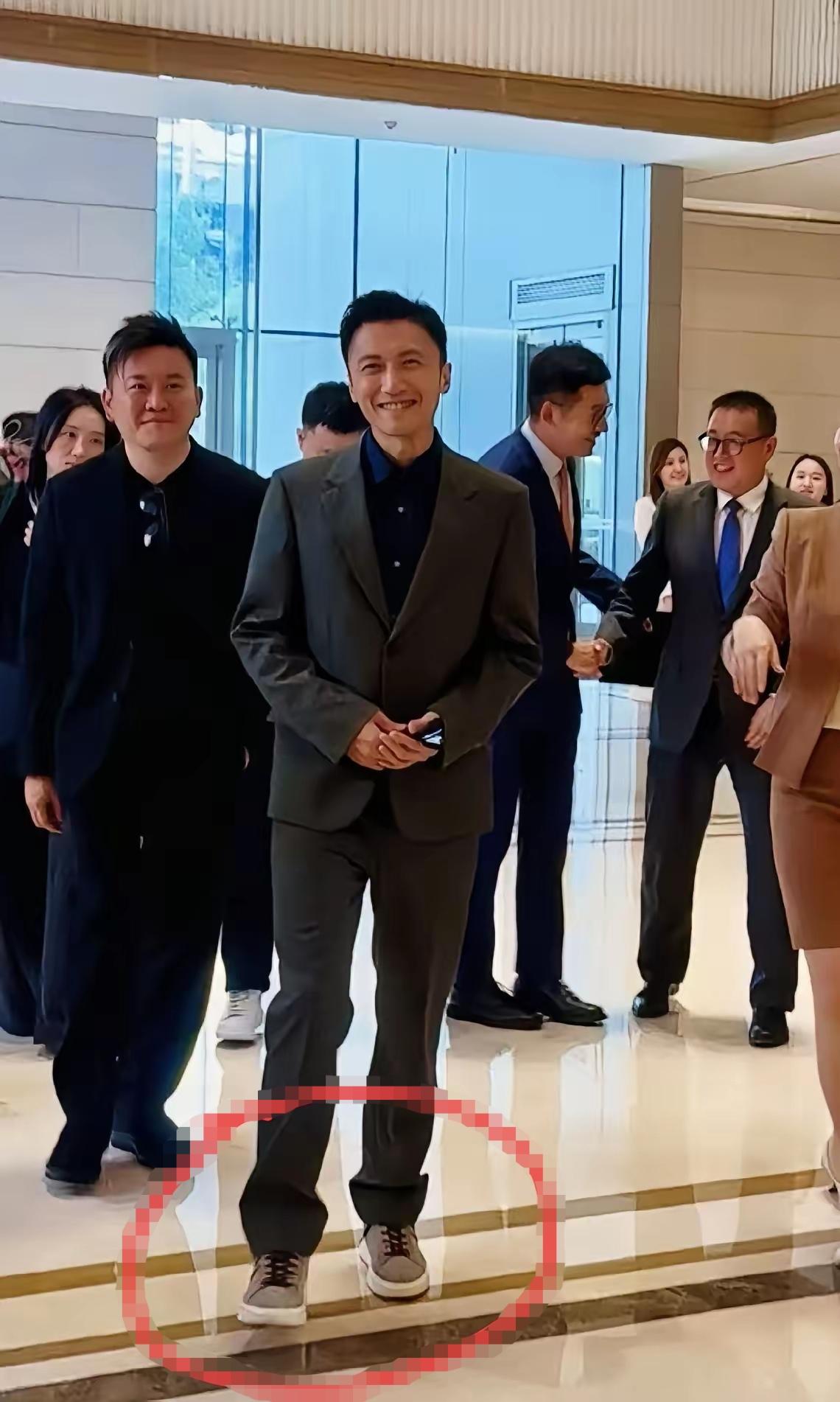 都说谢霆锋很矮，最多一米六五。可看看图片里谢霆锋，怎么看也一米七五以上的个子。看