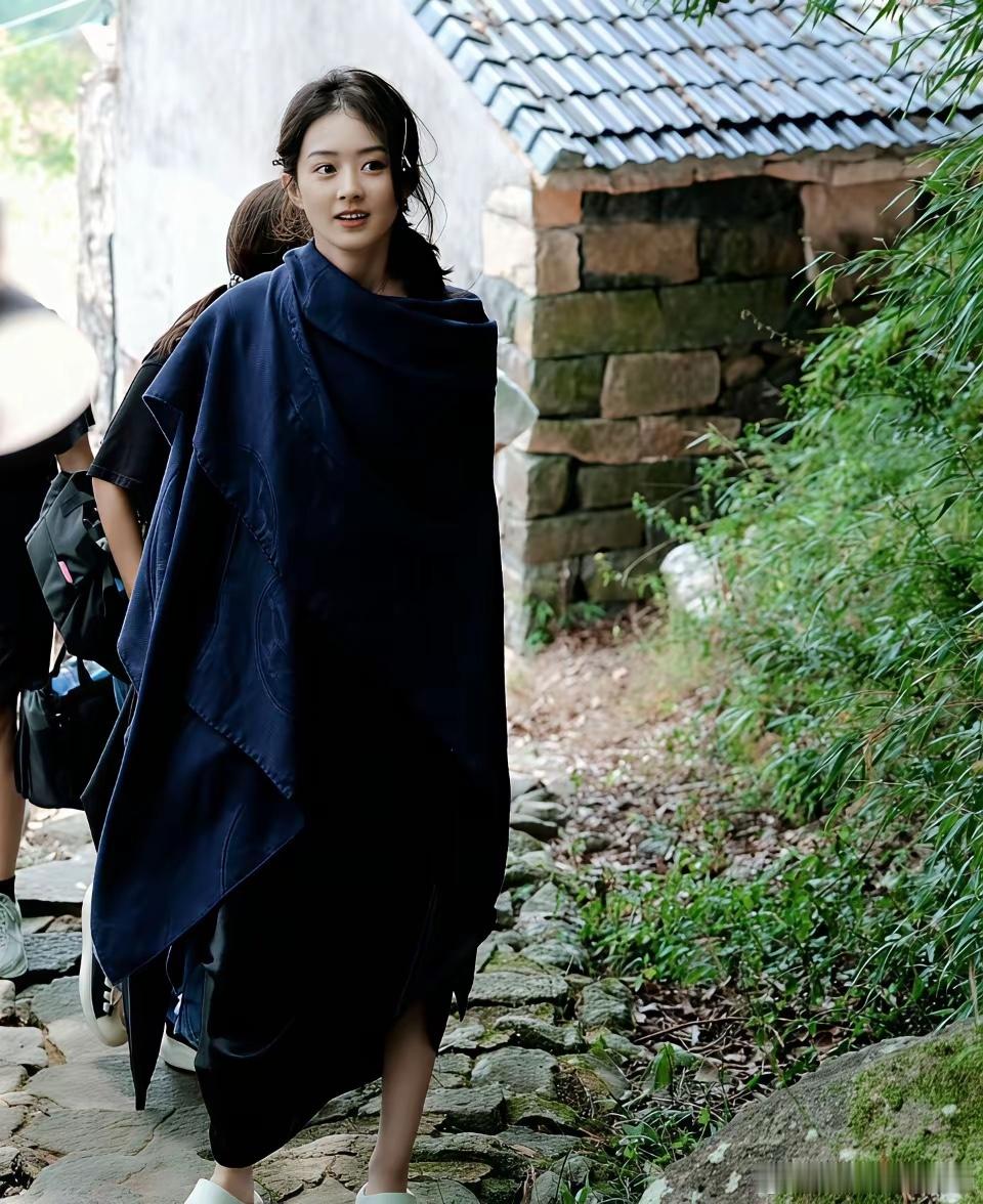 顶级女星，正亲手拆掉自己的热搜。你发现了吗？赵丽颖已经两年没上过综艺。新剧《造城