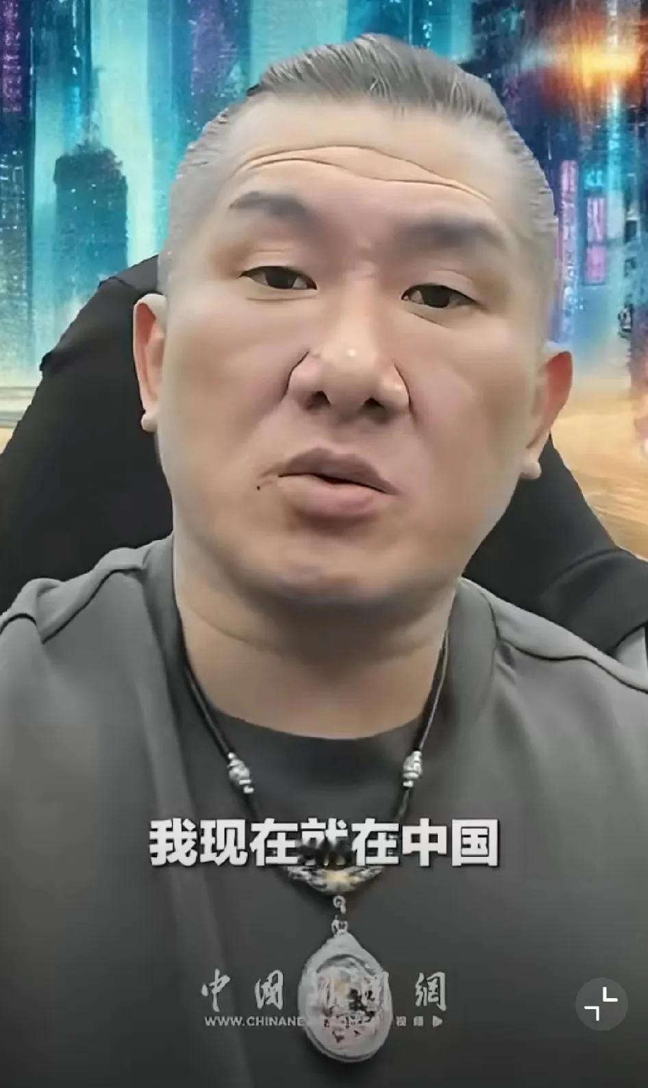 太解气了！青鸟当众刁难馆长：你支持大陆怎么不去办中国身份证？馆长一句话让全场沸腾