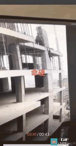 这个男的不是命硬，是他臂力过人，心态好，自己救了自己。建筑工地上，一个男子突然