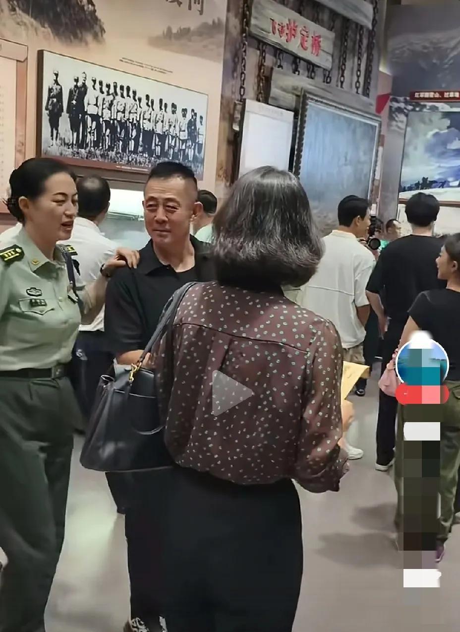 看看跟侯勇“勾肩搭背”的是谁？侯勇和刘之冰去参观，一看就是有朋友接待。侯勇快