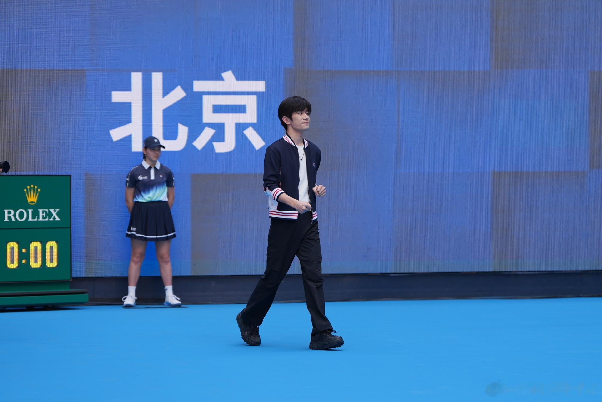 【易烊千玺两次为中网挑边对比】今日为男子单打布云朝克特对阵德米纳尔的比赛挑边。2