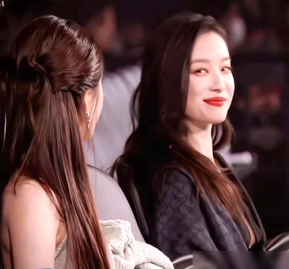 都说赵露思脾气大、耍大牌，可倪妮在现场那股子热乎劲儿，一点没掺假，就离谱。