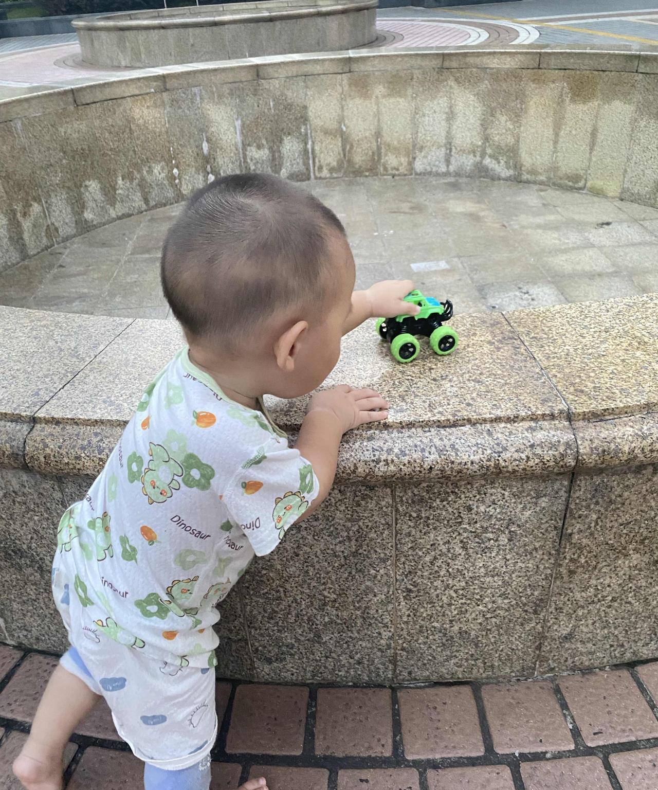 带娃以后才知道：1.一岁的宝宝更黏妈妈，比以往任何时候都黏，上厕所哭、洗奶瓶哭