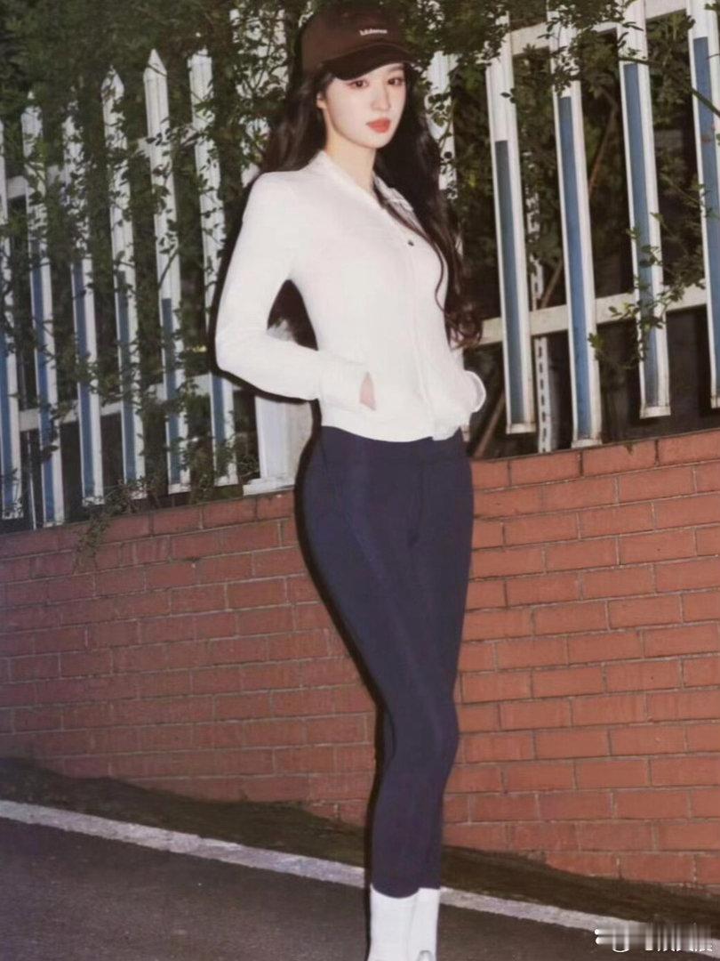 谁能顶得住王楚然穿鲨鱼裤！线条利落又迷人，魅惑感直接藏不住～