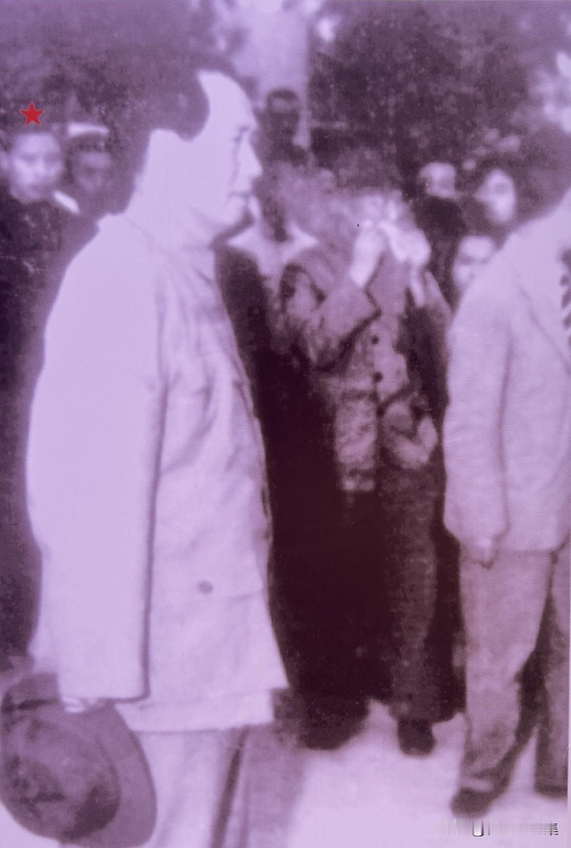 1945年10月11日，毛泽东返回延安时在重庆机场与群众告别，龙飞虎（左一，红星