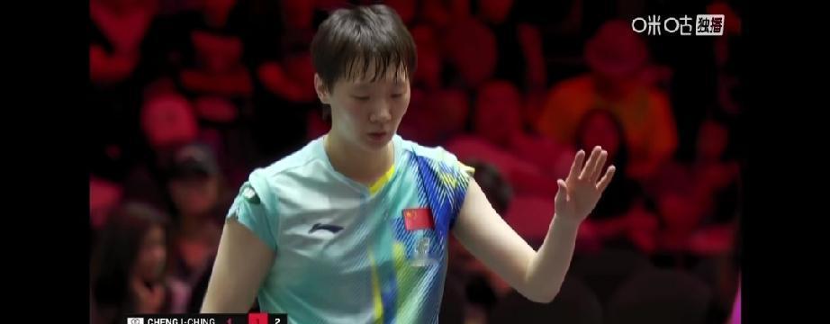 决胜局，对手刚要发球，她的球迷喊疯了。王曼昱手一抬，全场瞬间哑火。不是庆祝手