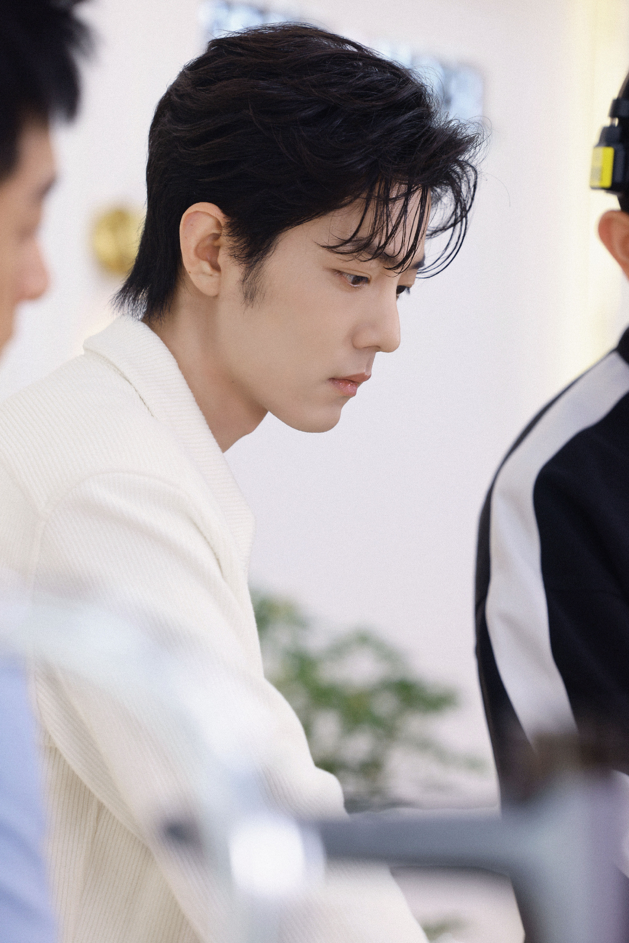 1.肖战工作室严格执行双休，如果有加班就补休。2.刘浩存接下来会官宣盐津铺子的代