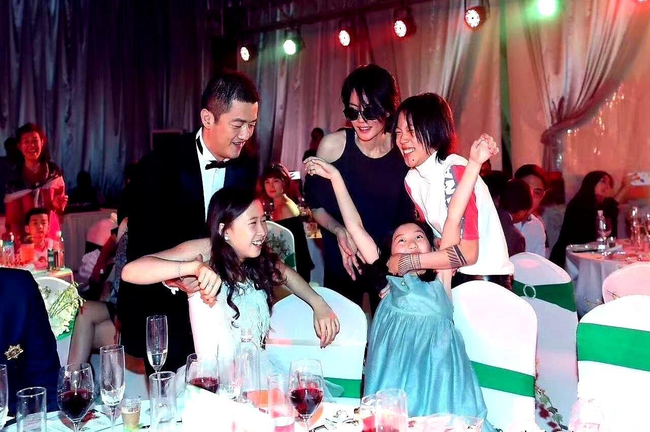 离婚11年，李亚鹏王菲竟同桌吃饭，网友直呼破防！2013年领完证，没互撕没