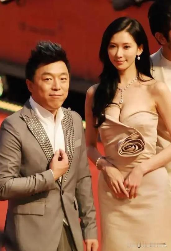 一次节目上，小S对黄渤说：“听说林志玲跟你拍吻戏，回家吐了一个月？”本以为黄渤会