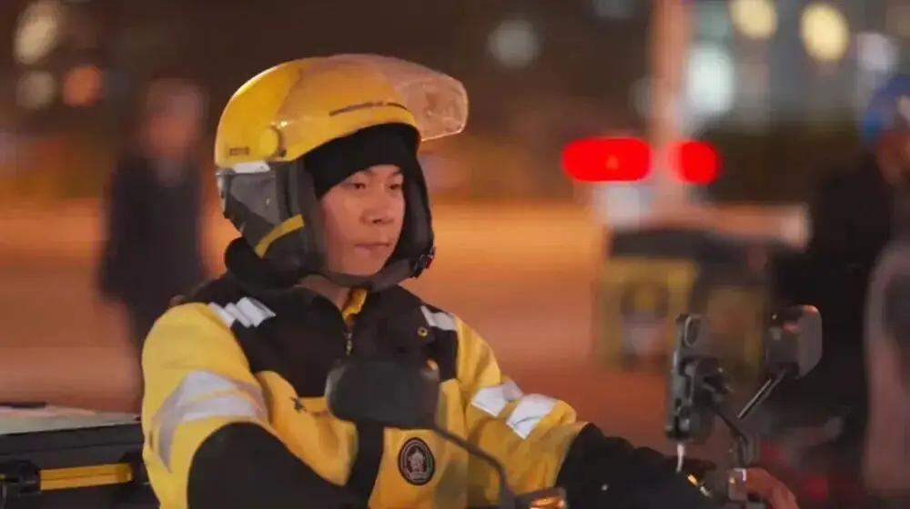 “还债骑手”被强制下线240次：“开始我很反感过劳提醒，影响赚钱”这件事的主