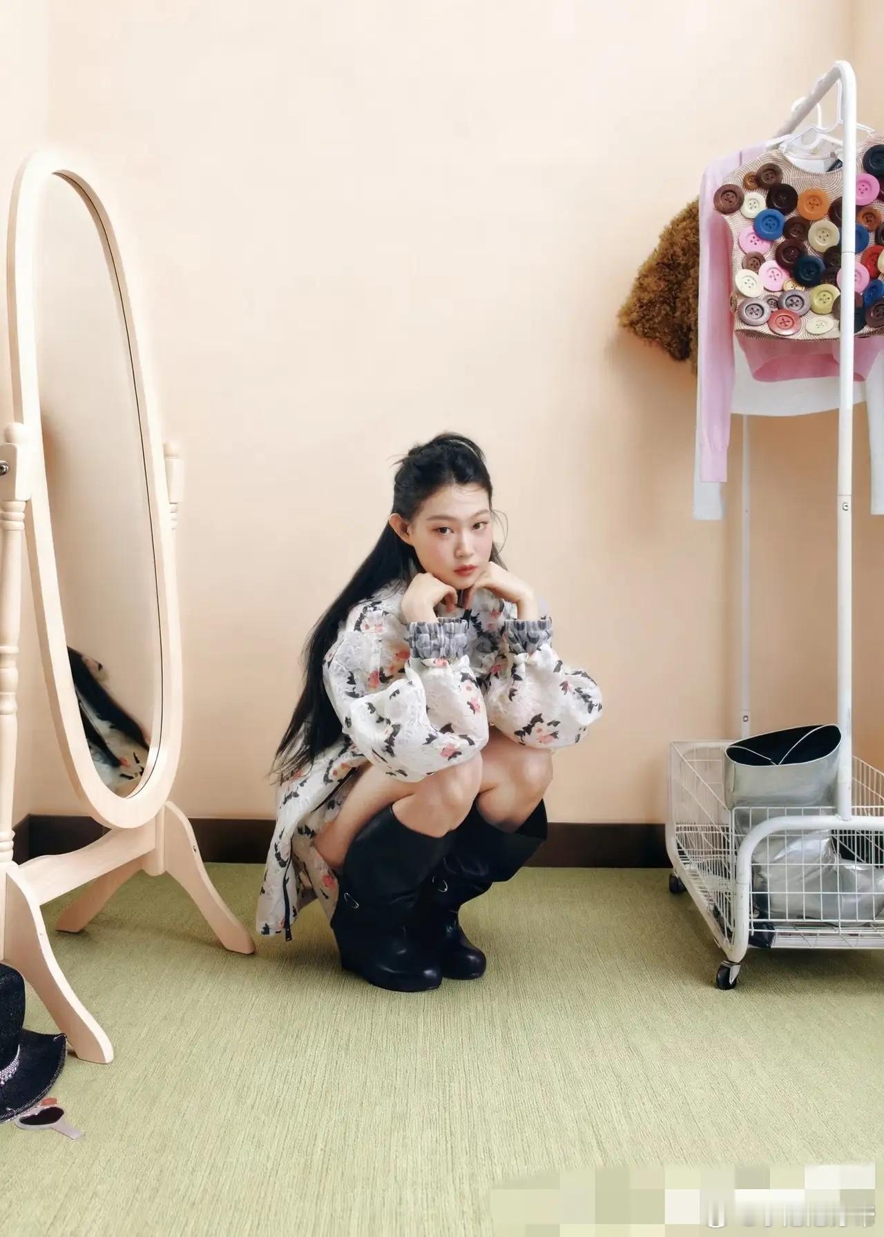 唱歌跑调的沈佳润是黑红了，很快过年有了新代言，小沈阳咬牙给她换了造型师之后，终于