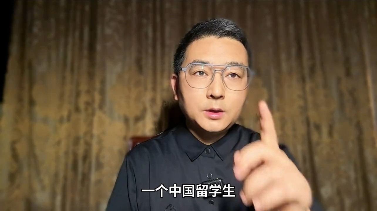 中国留学生身披旭日旗，关键他还是南京的 中国留学生在莫斯科大学身披旭日旗，被同学强扒之后，竟发现他是南京的#南京 #中国 #日本 #树立正确历史观 #维护民族尊严