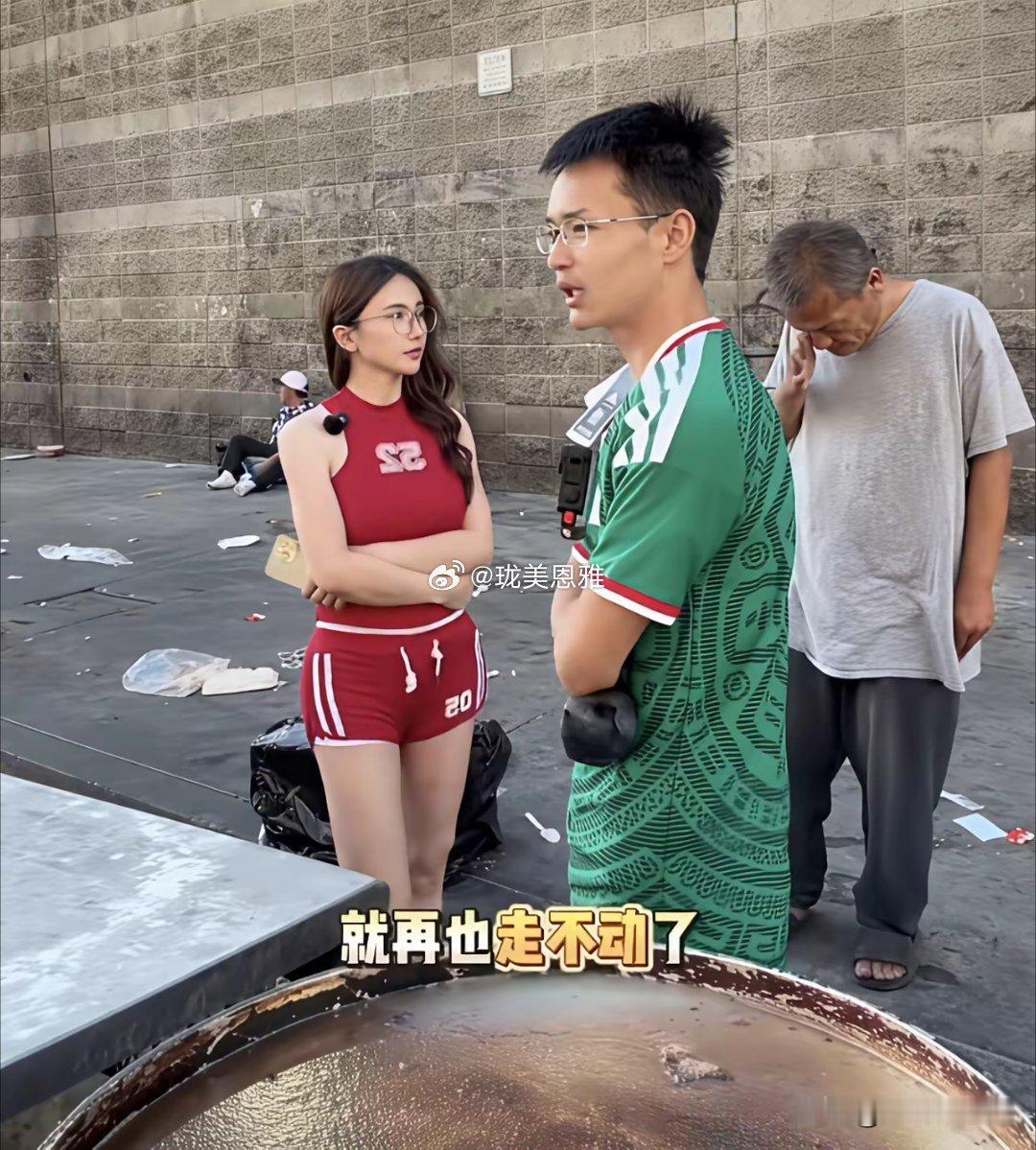 洛杉矶小唐直播发酱香饼时，女助理穿的性感火辣