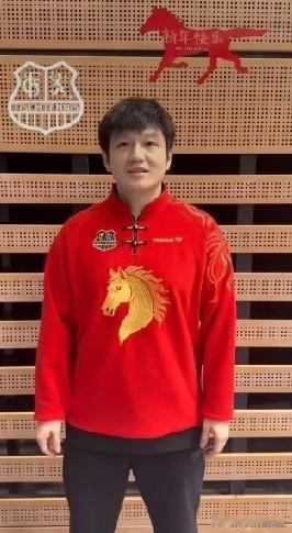 樊振东和队友给大家拜年，全程都是说中文。小胖和所有队员教练都穿红色队服，上面印