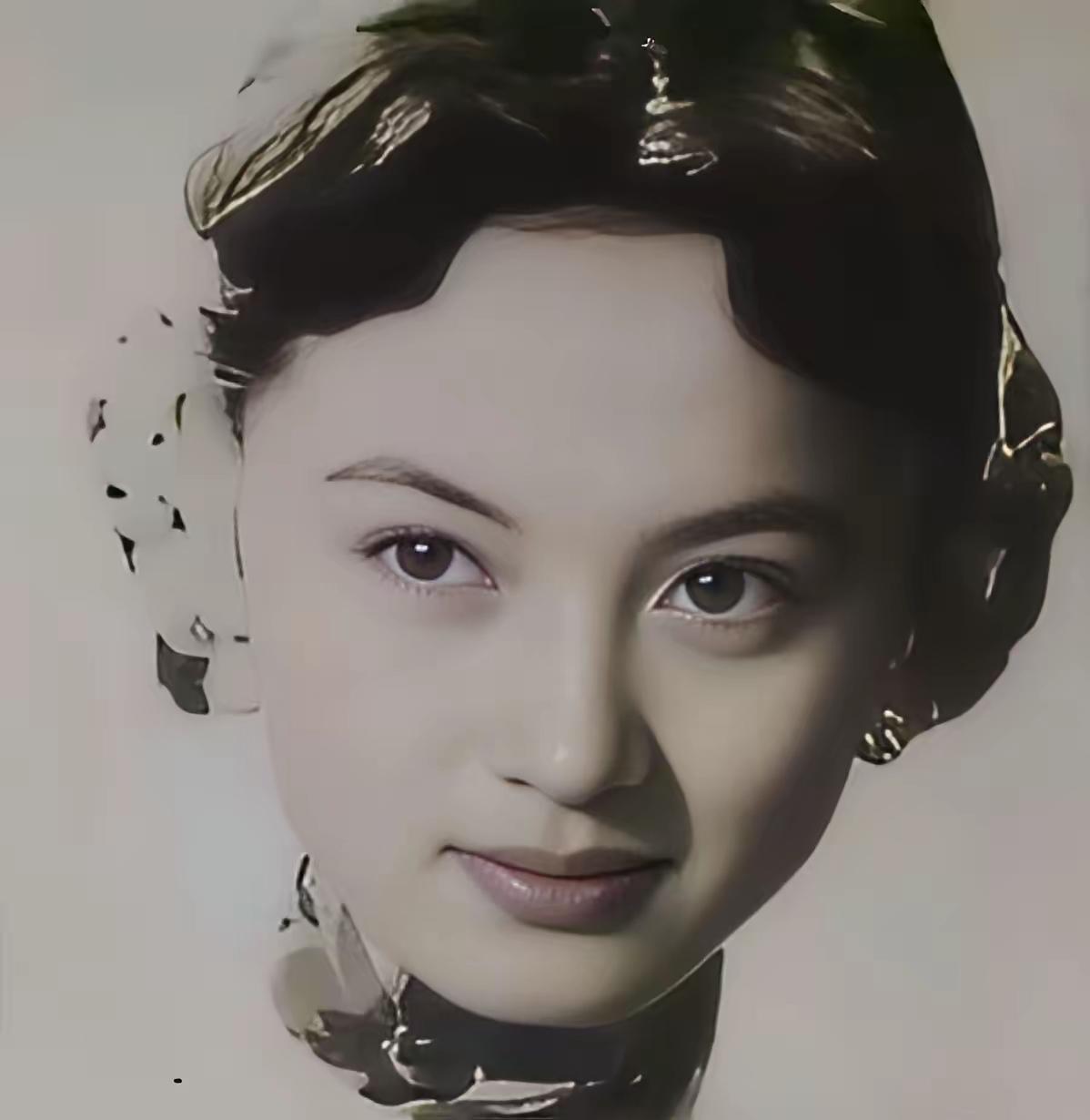 1918年1月4日，昆明城里摆了一桌酒席，席间觥筹交错，推杯换盏，看起来热热闹闹