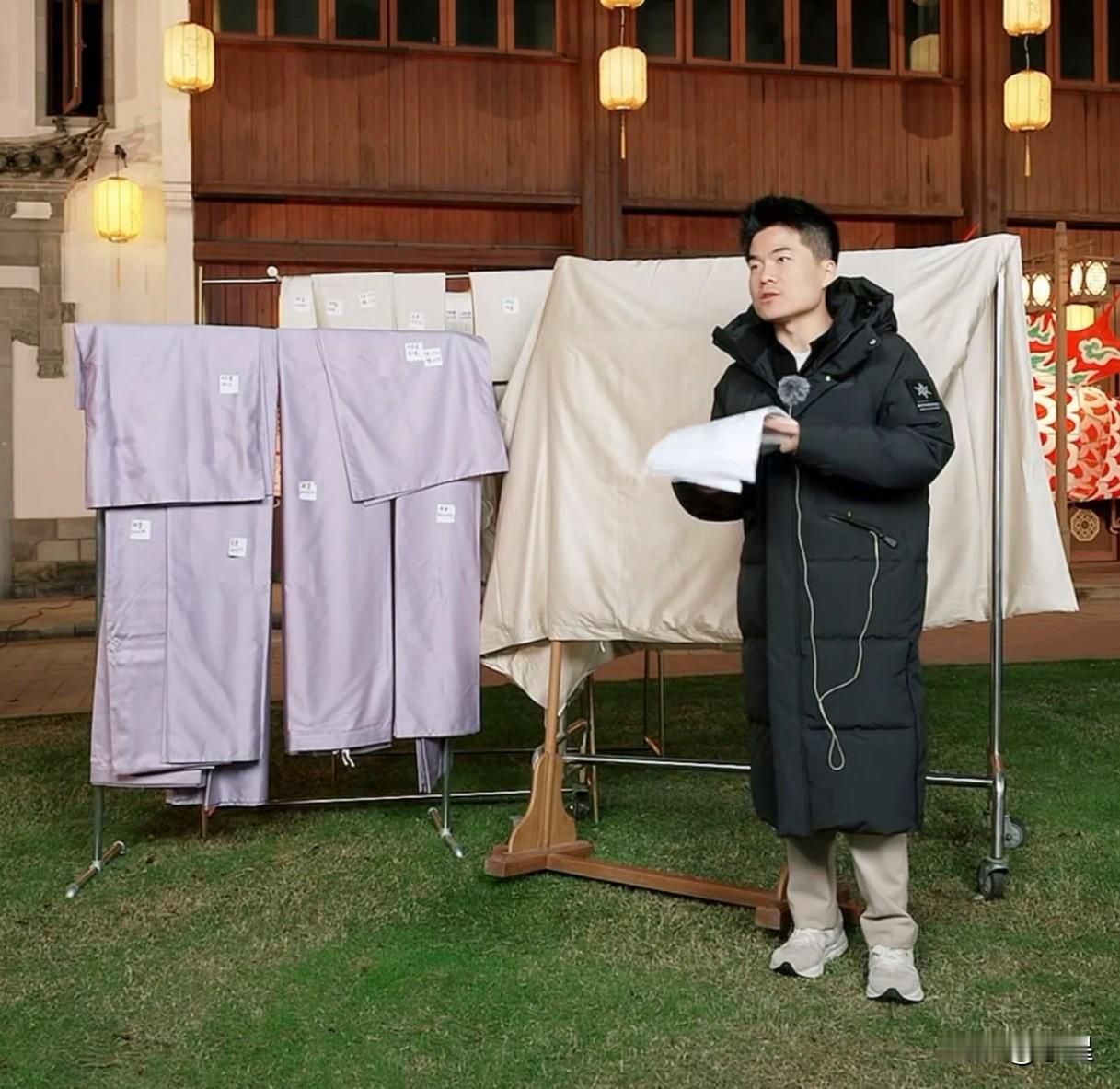 这也太好笑了[笑着哭]董宇辉抱着一摞检测报告准备介绍定制款床品四件套结果评论