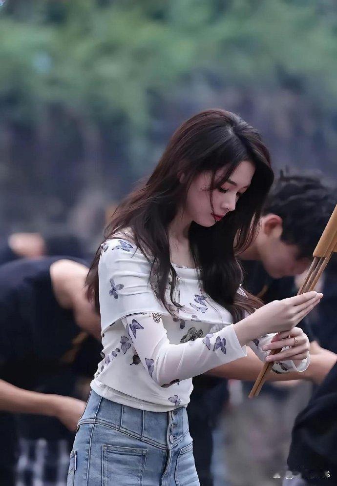 陈瑶终于进剧组了，感觉她的身材真好好，一直看着她的脸忘记她的身高了