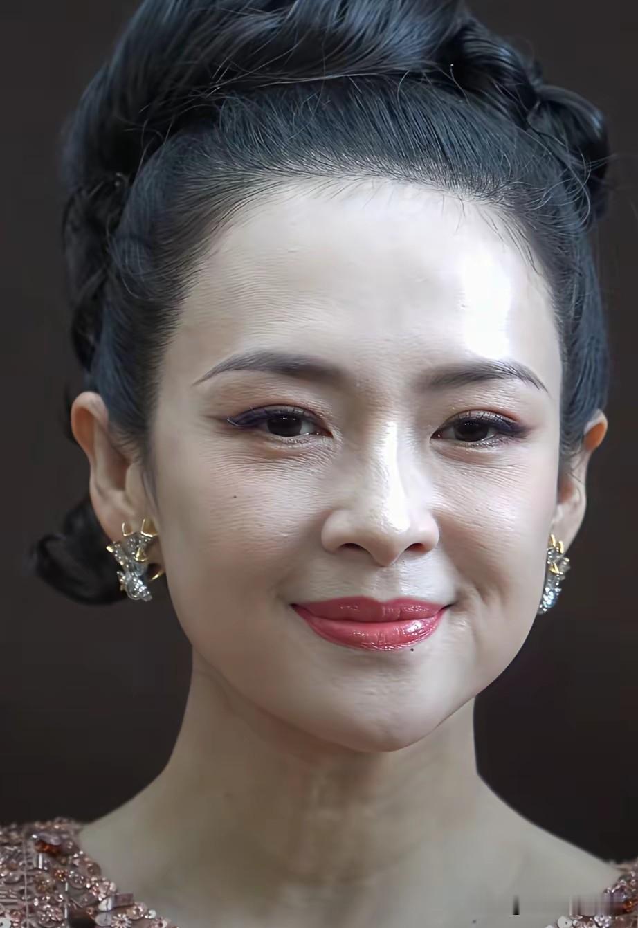 章子怡的强大气场从来不是靠浓妆堆砌出来的，而是多年闯荡国际影坛慢慢沉淀下来的，这份独有的质感，从来不
