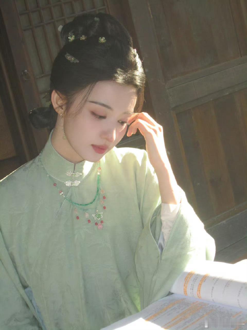 光打在她的脸上美然真美啊～～～🍃🍃🍃🥺🥺🥺