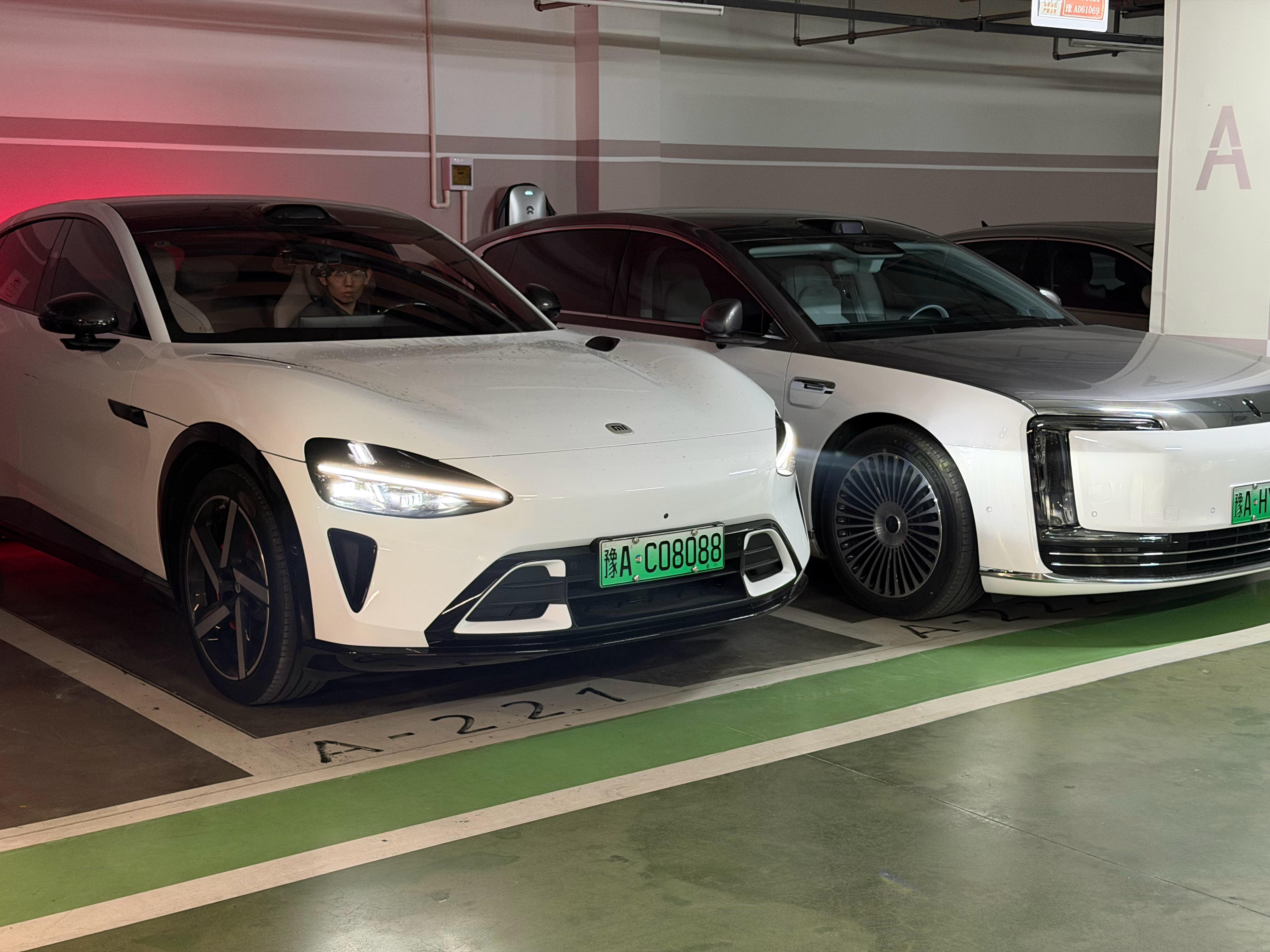 老弟把我小米YU7干成白色了