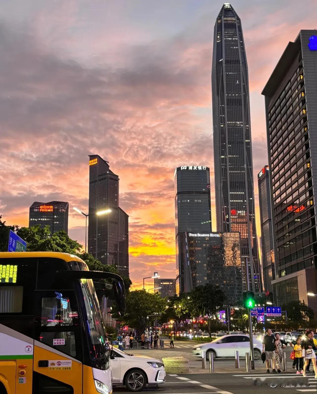 看看深圳和无锡的对比，天际线还是深圳更胜一筹，特区还是不一样的，创新能力强，政策