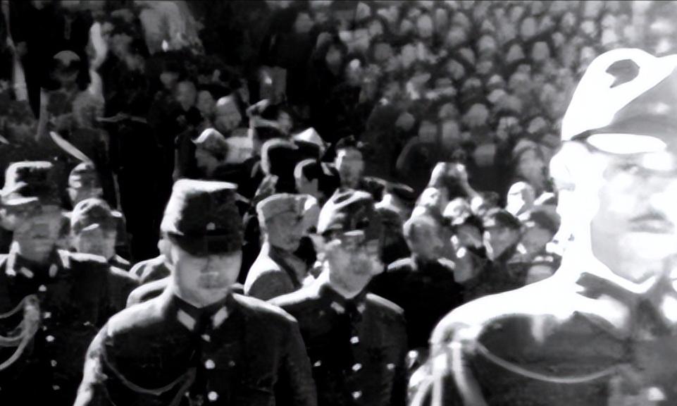 1937年，一位日本军官在大连“庆祝攻占南京胜利”，正当他伸直脖子弯腰9